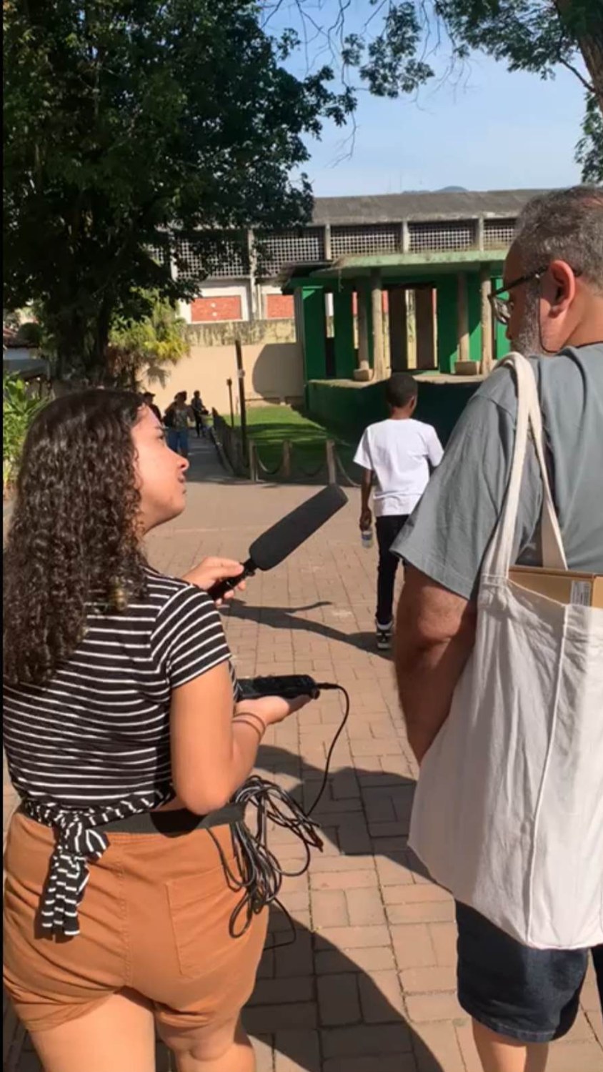 Gravação externa durante o passeio, com microfone acompanhando a turma