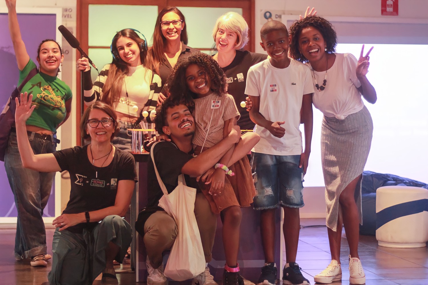 Equipe do podcast reunida durante as gravações